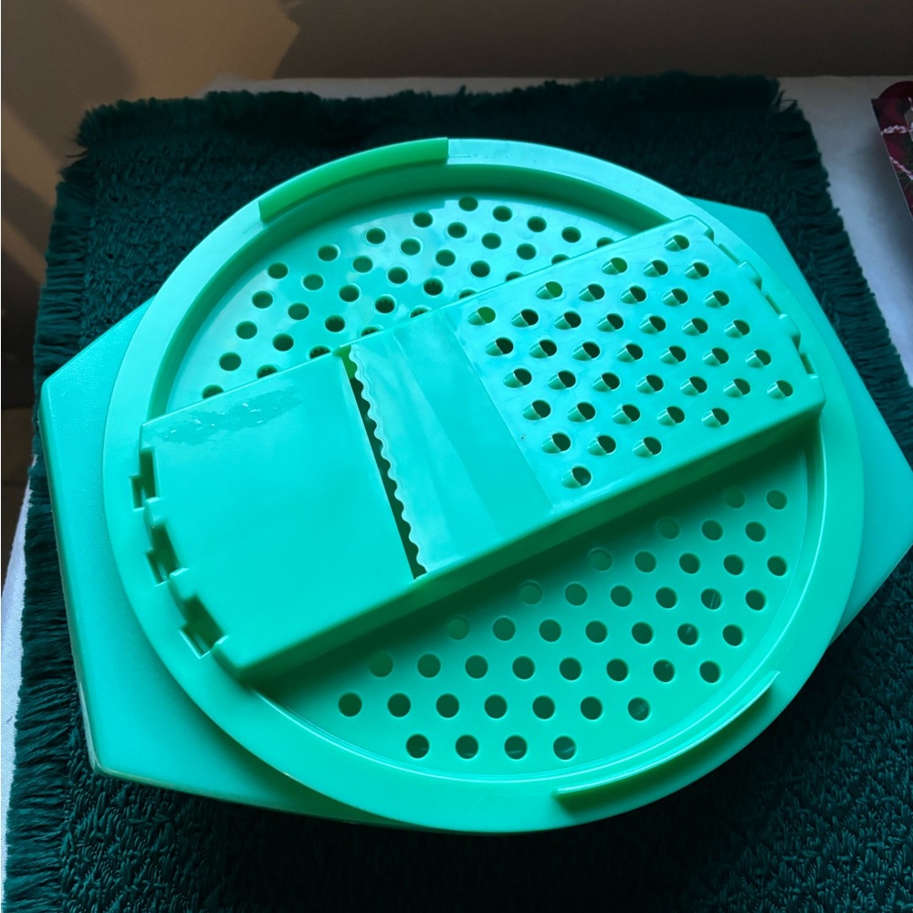 Vintage tupperw cheese grater